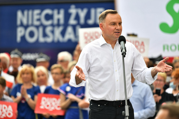 Duda odpowiada na "ideologicznie motywowane ataki" cytatem z Jana Pawła II