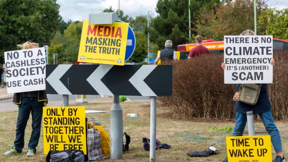 Protest zwolenników teorii spiskowych w angielskim Suffolk. Fot. Geography Photos/UCG/Universal Images Group via Getty Images
