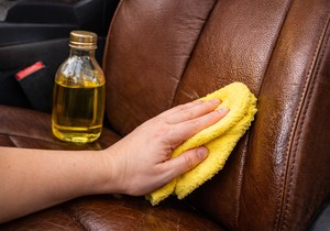 Maslinovo ulje za kožna autosedišta