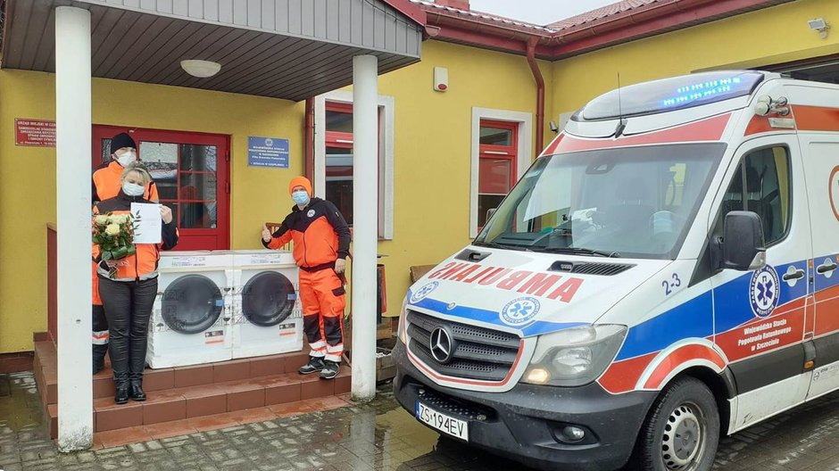 Do ratowników trafiły pralko - suszarki. Fot. RESCUE-ZDR