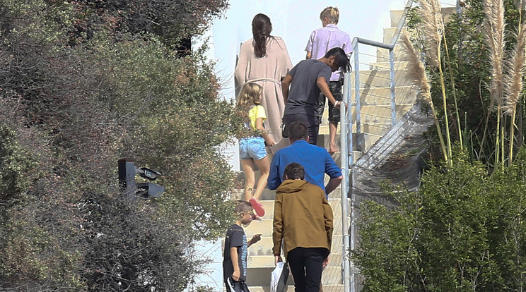 Angelina gyerekeivel sétel fel a lépcsőn /Fotó: Northfoto