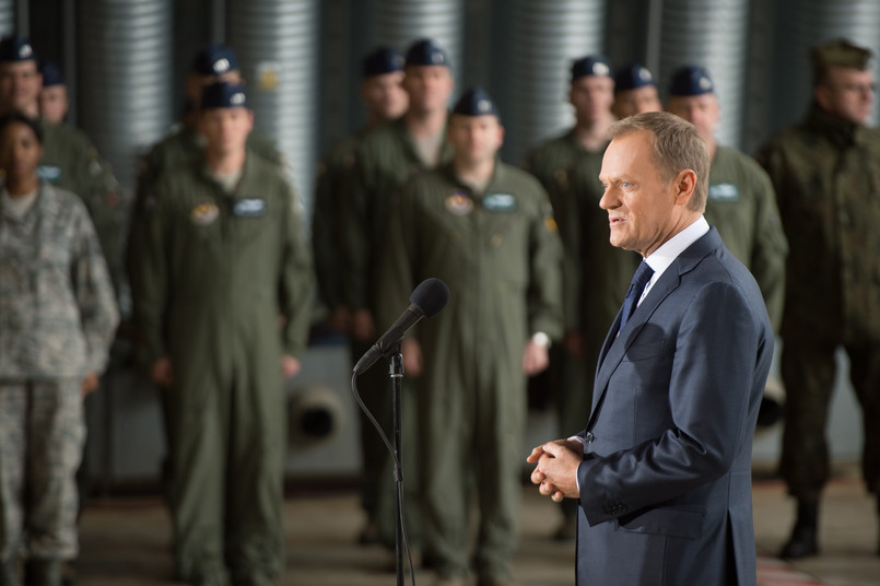 Premier, zwracając się do polskich i amerykańskich pilotów myśliwców, odpowiadał na pojawiające się w asie wątpliwości, czy rezygnacja z powszechnego poboru do wojska była na pewno dobrym posunięciem