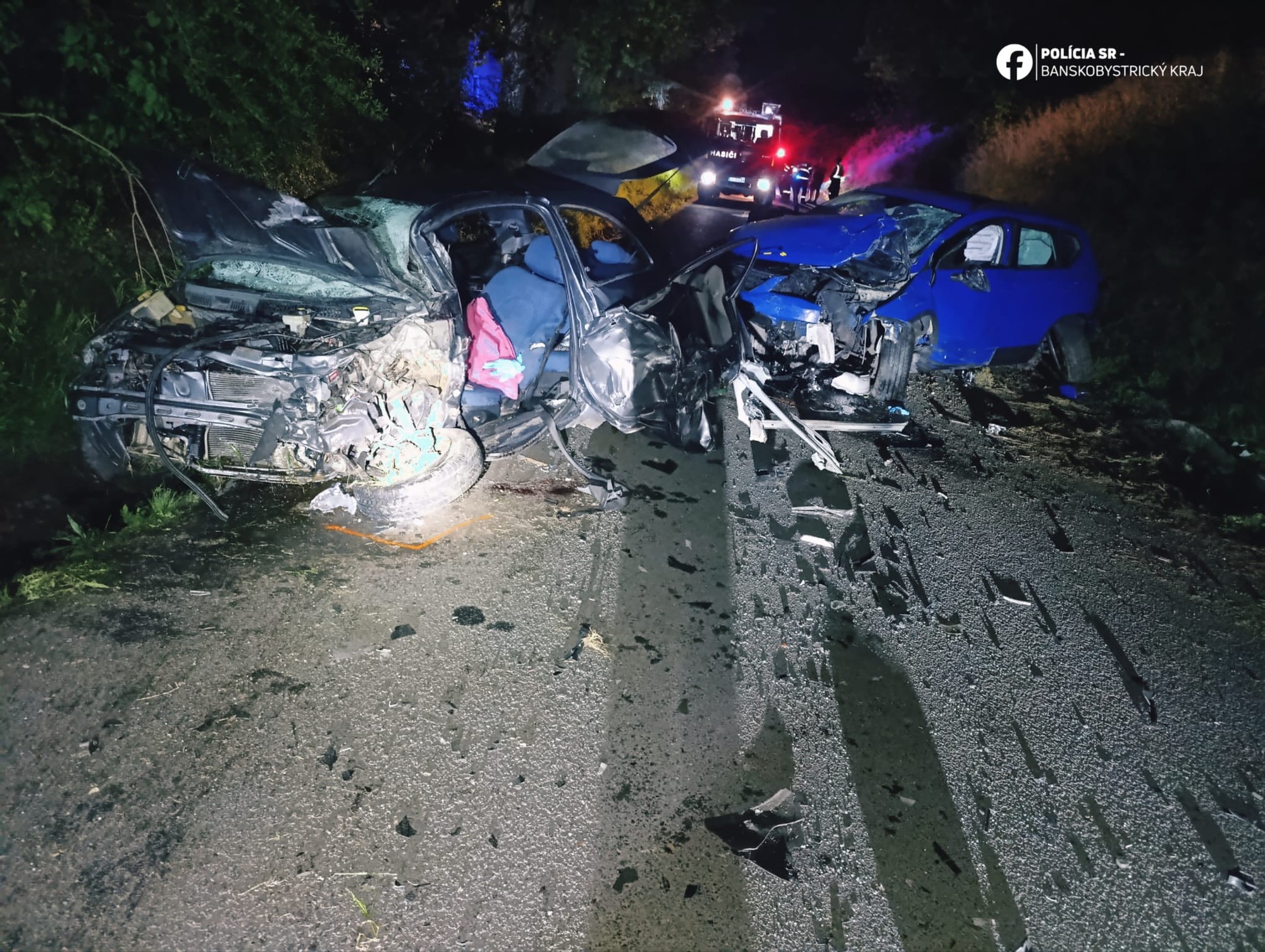 Pri Fiľakove v okrese Lučenec došlo k čelnej zrážke dvoch osobných áut.