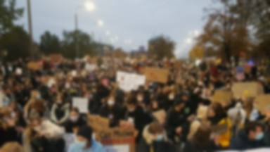 Studentki  wyproszone z pociągu przez transparent. "Odgórny nakaz"