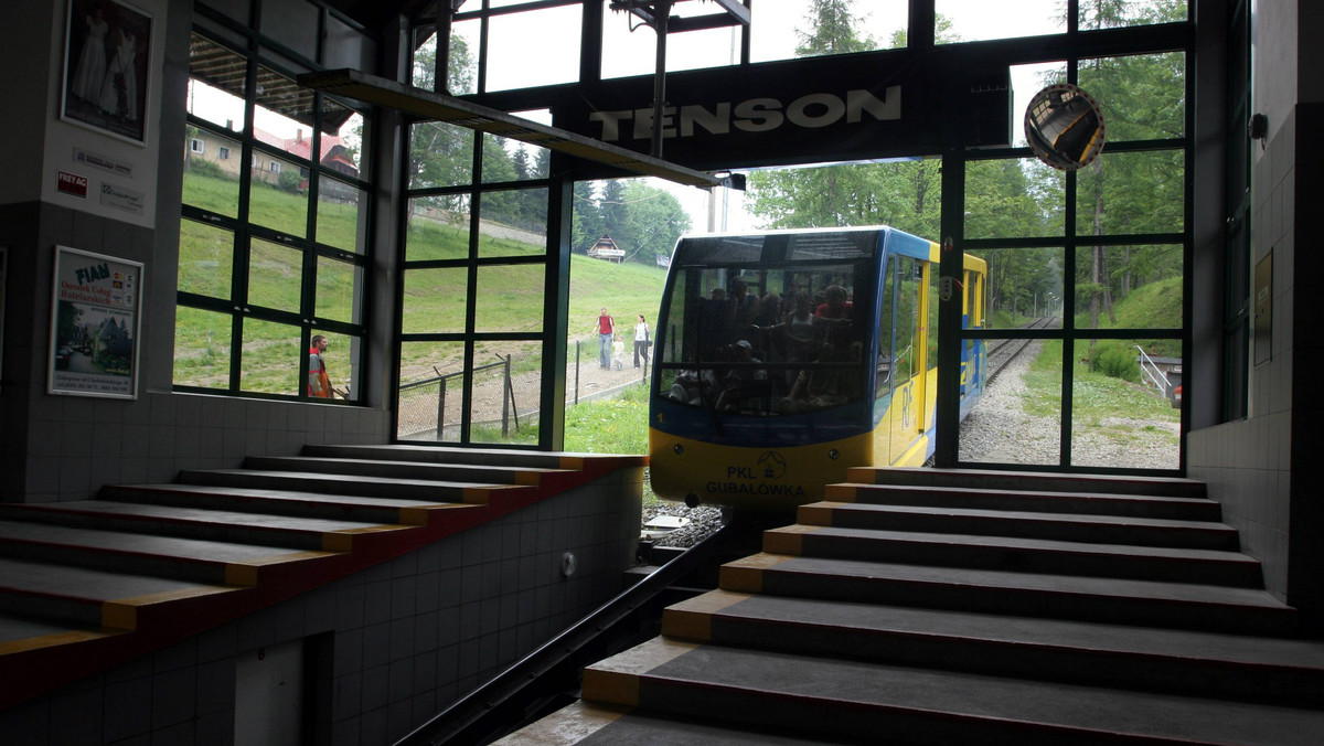 Tuż przed ogłoszeniem sprzedaży Polskich Kolei Linowych przez PKP Agencja Bezpieczeństwa Wewnętrznego alarmuje premiera, że transakcja może zagrozić interesom ekonomicznym państwa - donosi "Rzeczpospolita".