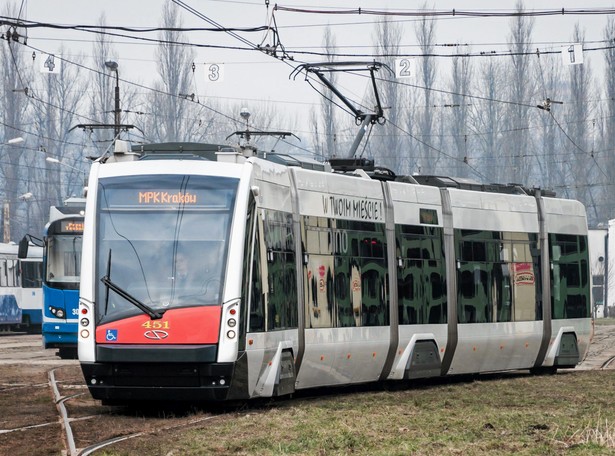 Do tej pory mieszkańcom Krakowa były doskonale znane niskopodłogowe autobusy Solaris Urbino. Od 23 lutego przez trzy kolejne miesiące będą mogli oni przekonać się także o komforcie jazdy, jaki oferują tramwaje polskiego producenta. MPK w Krakowie postanowiło bowiem przetestować pojazd szynowy tej marki.