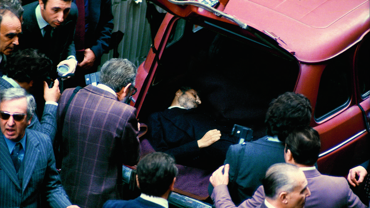 Aldo Moro, były premier Włoch, został porwany 6 marca 1978 roku przez terrorystów z Czerwonych Brygad. Jego ciało znaleziono po 55 dniach w bagażniku samochodu Renault w centrum Rzymu