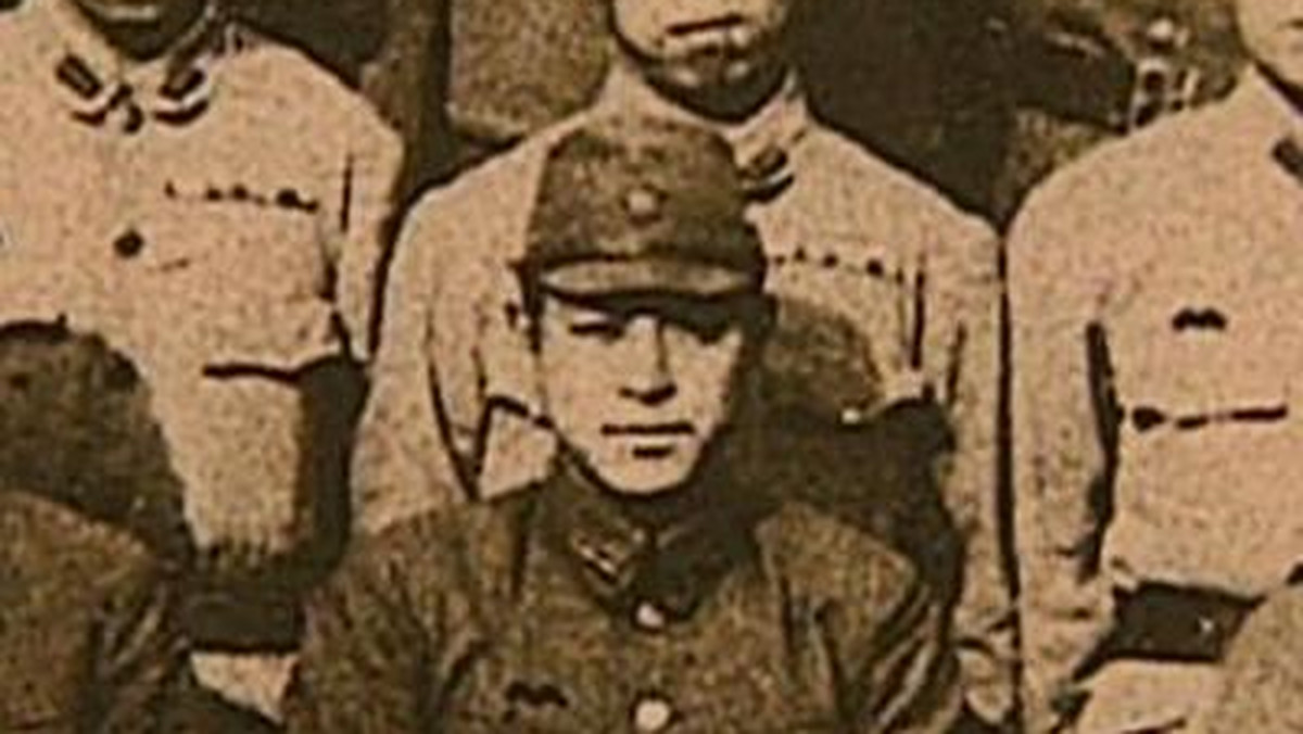 Ken Yuasa wstąpił więc do akademii medycznej z postanowieniem, że zostanie lekarzem tak samo oddanym dobru publicznemu jak jego ojciec. Ale kiedy zrobił specjalizację w 1941 r., w wieku 25 lat, zdał sobie sprawę, że musi zaciągnąć się "ochotniczo" do japońskiej Armii Cesarskiej jako lekarz, gdyż w przeciwnym razie zostanie powołany jako zwykły żołnierz. I tak, w październiku tego samego roku, otrzymał stopień oficerski i przydział do armii w Chinach.