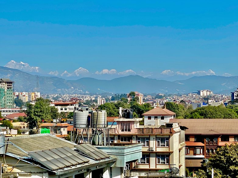 Widok na Himalaje z tarasu hotelu w Katmandu