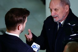 Reporter TVN24 Radomir Wit i Antoni Macierewicz w Sejmie.