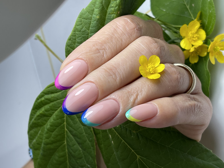 Modny manicure na wiosnę 2022: kolorowy french manicure