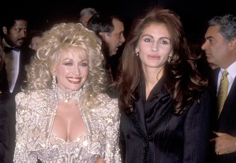 Dolly Parton i Julia Roberts na nowojorskiej premierze &quot;Stalowych Magnolii&quot;, 1989 r. / Ron Galella, Getty Images