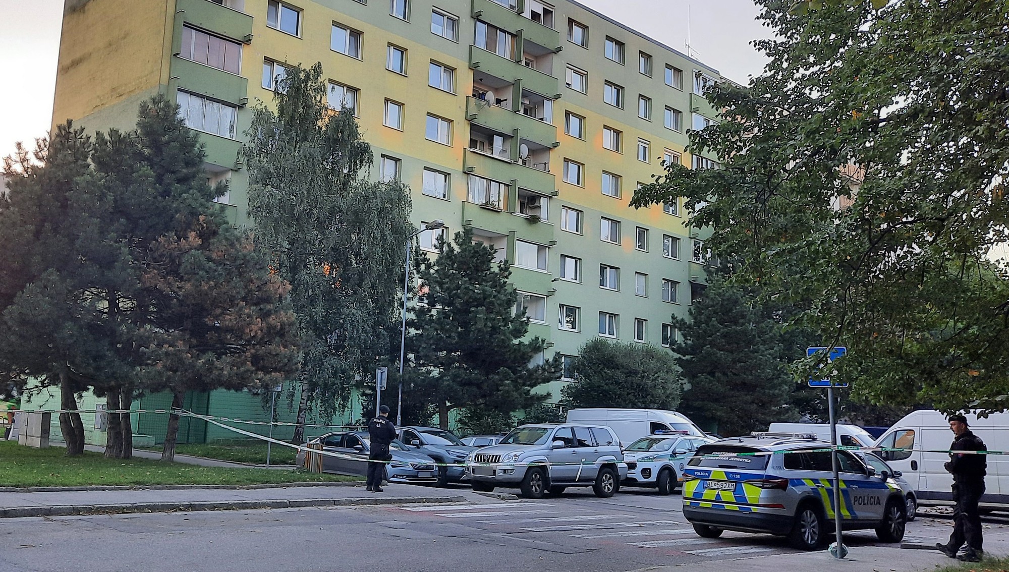 Nočná streľba v bratislavskej Dúbravke si vyžiadala jeden život.