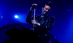 La Roux prosi o delikatność