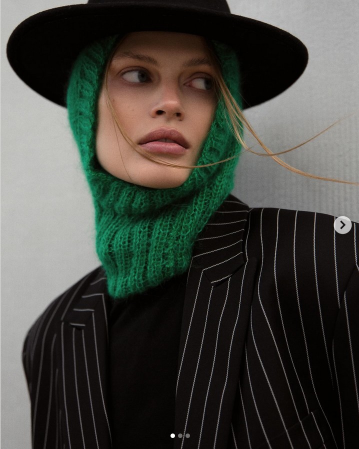 Modelka w kominiarkce i kapeluszu