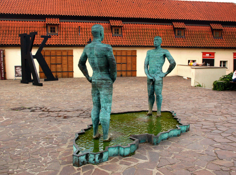 Praga, Sikające postacie - rzeźba Davida Cernego przed Muzeum Kafki na Malej Stranie