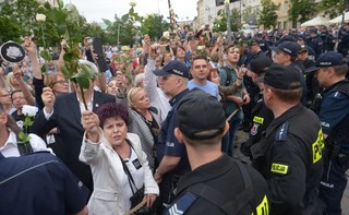 Policja: Frasyniuk odpowie za naruszenie nietykalności policjanta
