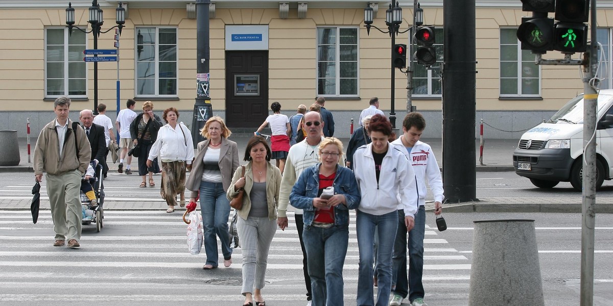 piesi na przejściu dla pieszych