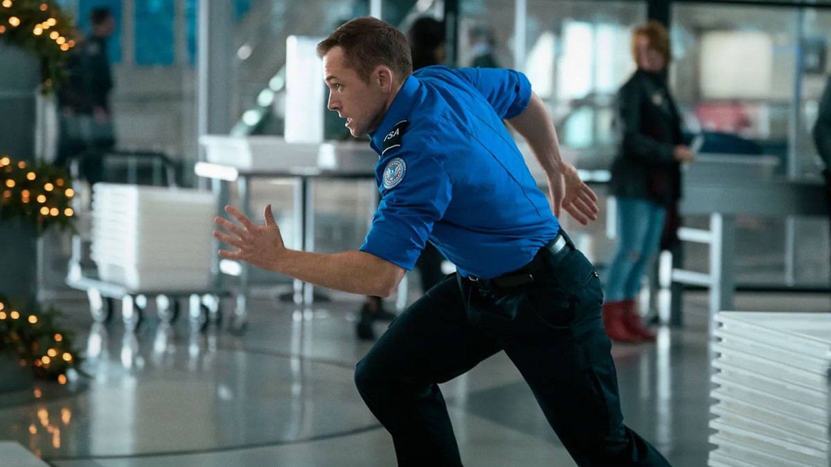 Taron Egerton w filmie "Kontrola bezpieczeństwa"