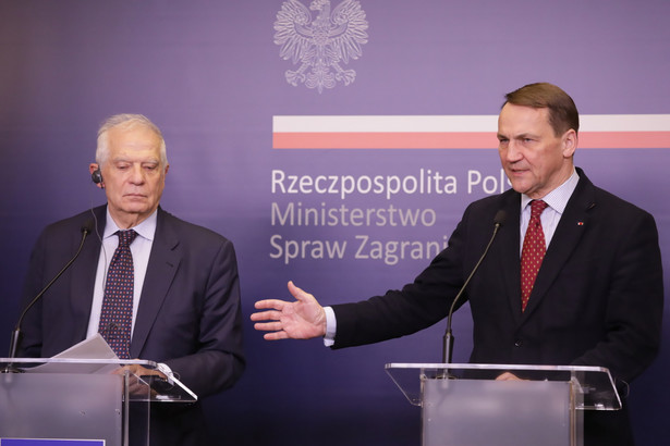 Minister spraw zagranicznych RP Radosław Sikorski i wysoki przedstawiciel Unii Europejskiej do spraw zagranicznych i polityki bezpieczeństwa Josep Borrell