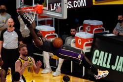Liga NBA: Czwarta wygrana z rzędu "Szóstek", zacięty mecz Pacers z Lakersami
