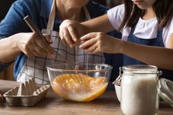 Jak bezpiecznie przygotować wielkanocne potrawy? Kilka ważnych zasad