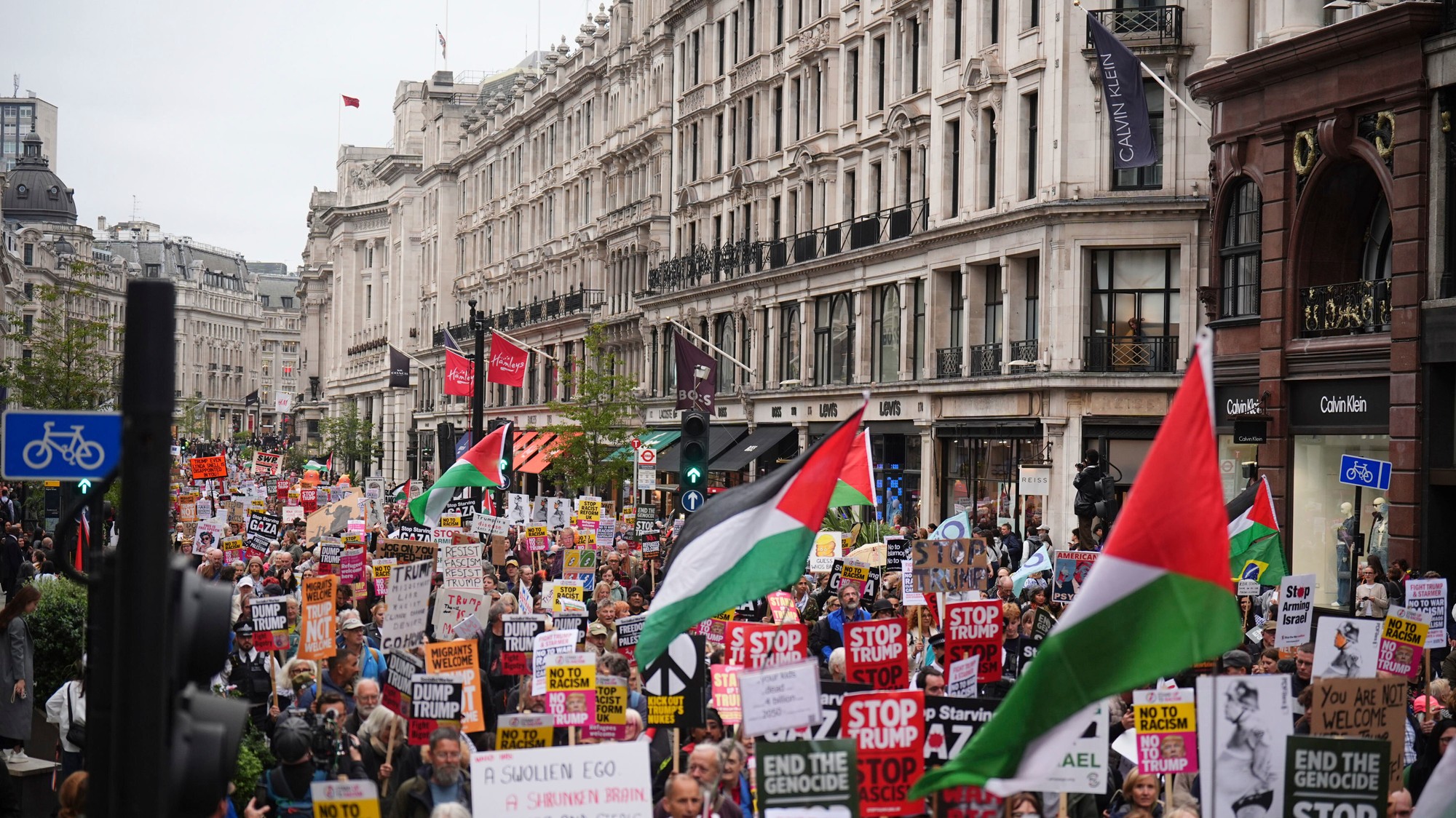 Protesty proti prezidentovi Trumpovi vypukli v deň jeho príchodu do Británie.
