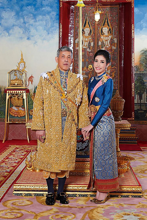 Sineenat Wongvajirapakdi była piątą w kolejności żoną króla, miał jednocześnie dwie małżonki