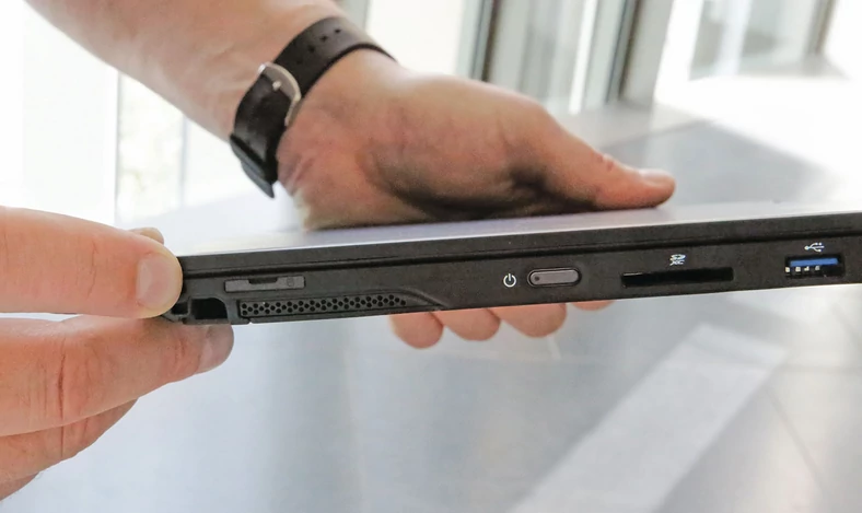 Fujitsu Lifebook U939X - test hybrydowego laptopa. Czy to urządzenie  doskonałe?
