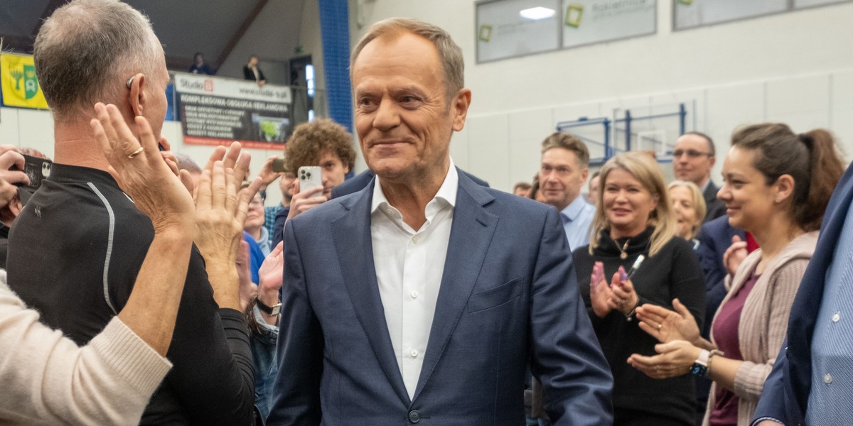 Donald Tusk w połowie marca podczas spotkania w podpoznańskiej Rokietnicy. To tam publicznie powiedział, że dostaje europejską emeryturę. Sam przyznał, że jest wysoka. 