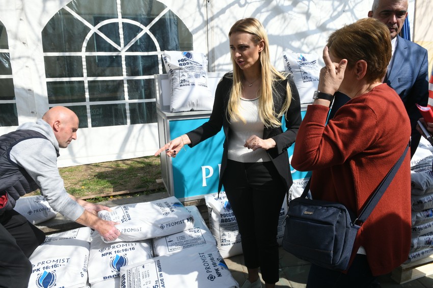 Ministarka deli đubrivo poljoprivrednicima