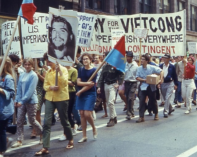 Demonstracja przeciwko wojnie w Wietnamie, Chicago, sierpień 1968 r. Na transparencie niesionym przez demonstrację widać Che Guevarę (Fot. David Wilson)