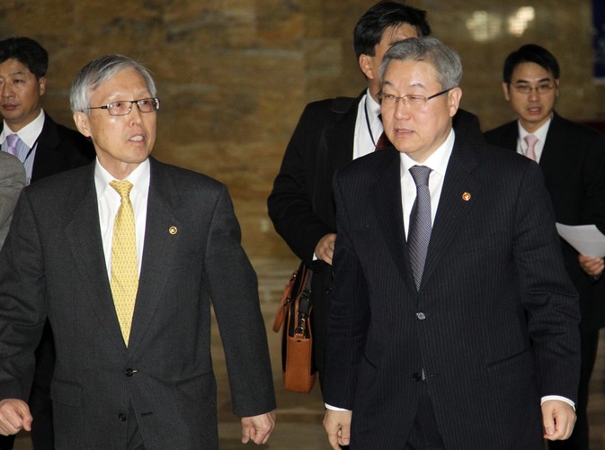 Południowokoreański minister spraw zagranicznych Kim Sung-hwan (po prawej) w pośpiechu opuszcza Zgromadzenie Narodowe