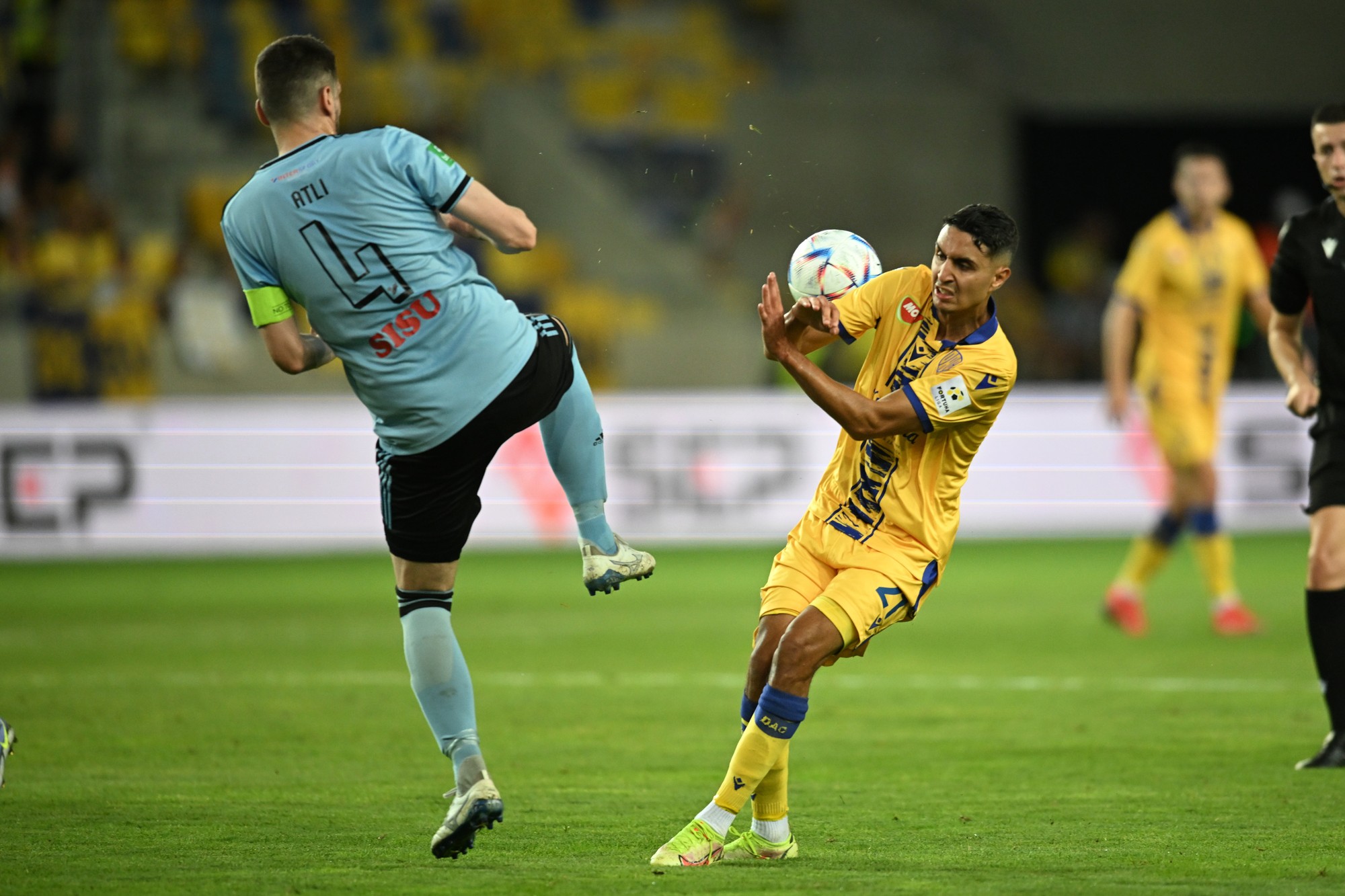 Vľavo Atli Gregersen (Víkingur) a vpravo Brahim Moumou (DAC).