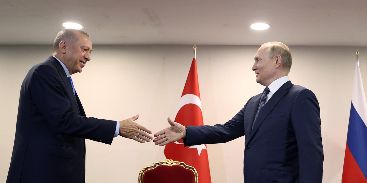 Moment, w którym Erdogan wszedł do pomieszczenia, gdzie czekał na niego Putin.