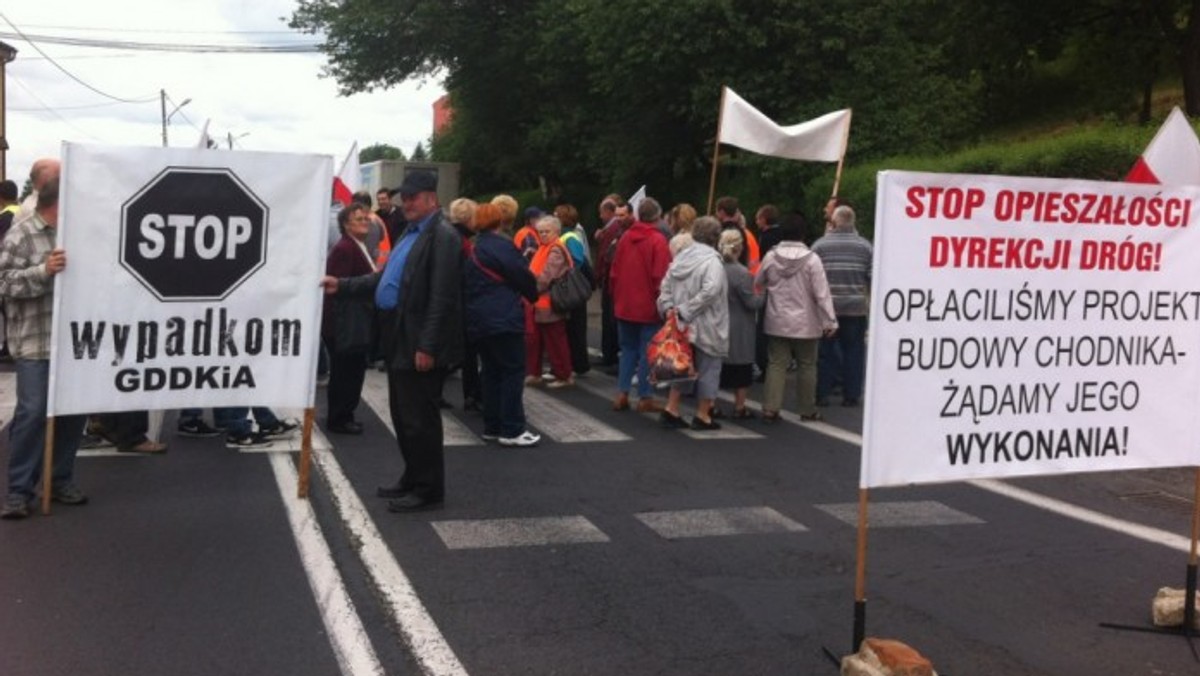 Ok 70 osób chodząc po przejściu dla pieszych zablokowało drogę nr 9 w miejscowości Babica. To odcinek trasy, która z Rzeszowa prowadzi na Słowację, w Bieszczady i do Krosna i Jasła. Mieszkańcy od lat bezskutecznie domagają się modernizacji drogi i budowy chodnika. Akcja protestacyjna trwała pół godziny.