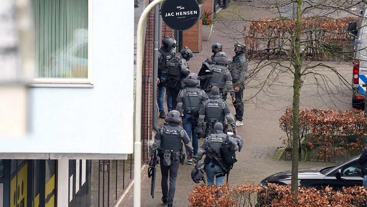 Zamaskowany mężczyzna wziął zakładników w Holandii. Został zatrzymany 