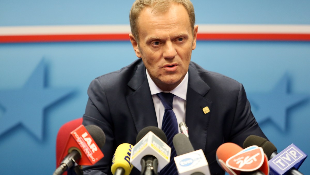 Premier Donald Tusk zapowiedział, że prawdopodobnie przekaże polskiej opinii publicznej "uargumentowany i dłuższy wywód na temat historii śledztwa smoleńskiego" oraz na temat tego, co z tą sprawą robi parlamentarny zespół Antoniego Macierewicza i prezes PiS Jarosław Kaczyński.