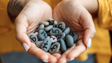 ostatnia cyfra pensji zdradzi finansową przyszłość. kto może liczyć na bogactwo? ta cyfra przyciąga pieniądze