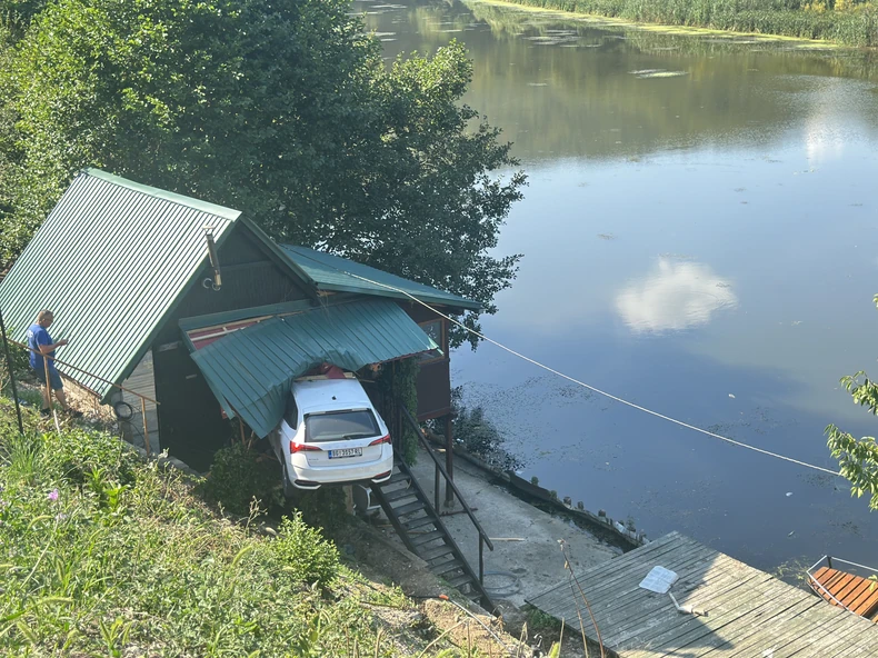 Automobilom sleteo sa puta i udario u vikendicu 