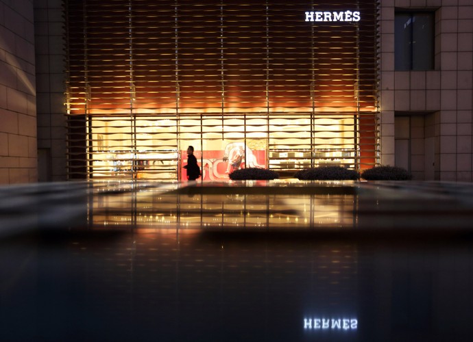 W Chinach kwitnie rynek dóbr luksusowych, a w Pekinie bogatsi klienci mogą znaleźć sklepy wszystkich najważniejszych europejskich i amerykańskich marek. Te z kolei uwielbiają Chiny – swoje towary mogą tam sprzedawać po wyższej cenie niż na Zachodzie. A przynajmniej tak było do niedawna. Zmieniający się klimat gospodarczy w Chinach odbija się też na rynku luksusów – w sklepach pojawiają się przeceny i wyprzedaże, co do tej pory było w tym regionie bardzo rzadkim zjawiskiem.