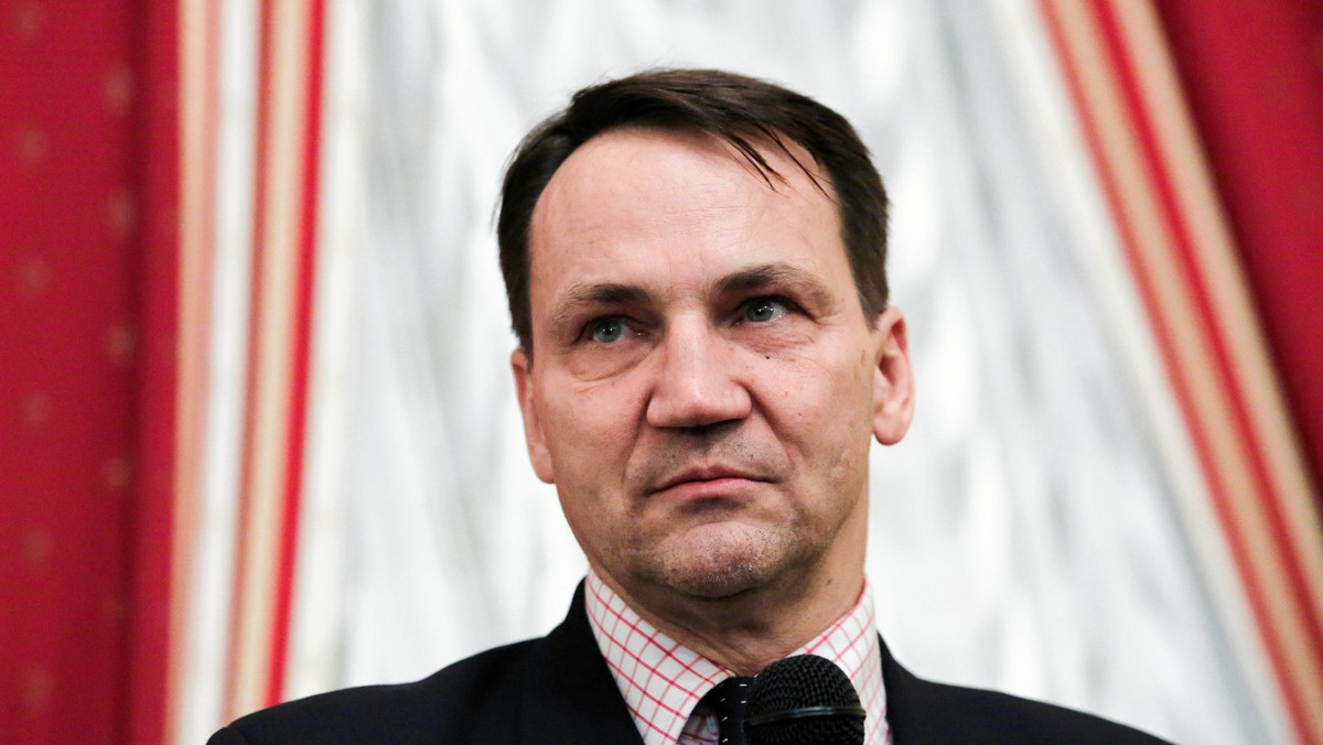 Radosław Sikorski pojawi się na sobotniej konwencji Platformy Obywatelskiej - dowiedział się Onet. Były szef MSZ i były Marszałek Sejmu wygłosi przemówienie na temat obecnej sytuacji Polski na arenie międzynarodowej.