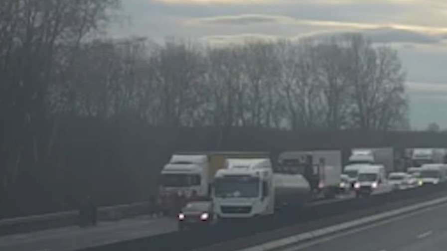 Videón, ahogy a kamion sofőrje levillogja az előtte haladót, majd belehajt az M0-son feltorlódott kocsisorba
