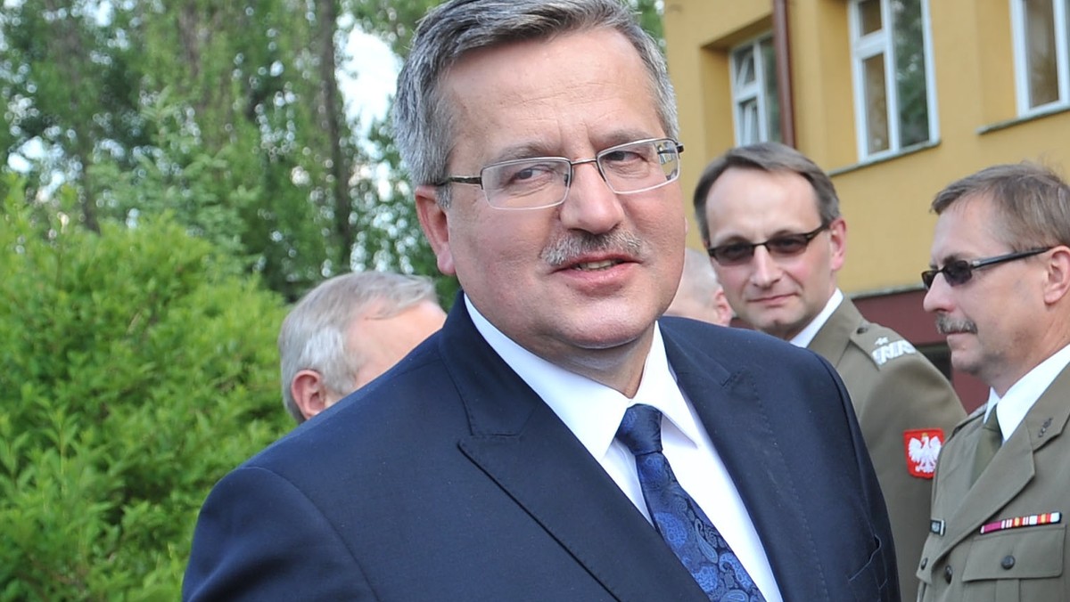 Prezydent Bronisław Komorowski w programie "Tomasz Lis na żywo" podsumował 20 miesięcy swojej prezydentury. Wśród swoich sukcesów wymienił m.in. to, że udało się "skończyć ze złym obyczajem konfliktu w obszarze władzy państwowej". Komentował również bieżące wydarzenia polityczne. Ocenił m.in., że zablokowanie Sejmu przez "Solidarność" to wydarzenie, które nie "powinno było się wydarzyć". Powiedział również, że łatwiej mu zaakceptować ostateczny kształt ustawy emerytalnej, bo daje ona Polakom wybór, czy chcą przejść wcześniej na słabszą emeryturę, czy później - na lepszą.