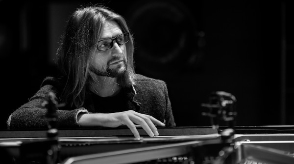 Leszek Możdżer zrewolucjonizował polski jazz, tworząc utwory będące mieszanką klasyki, improwizacji i eksperymentów. FOT. KATARZYNA STAŃCZYK