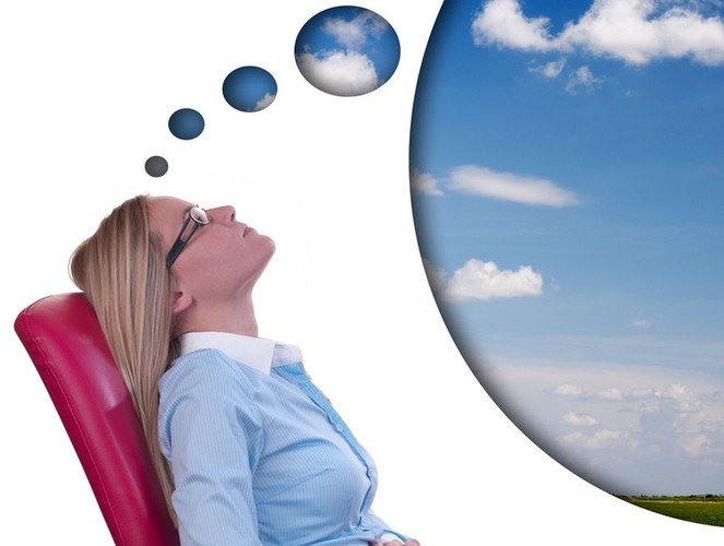 Kobieta w pracy myśli o wakacjach