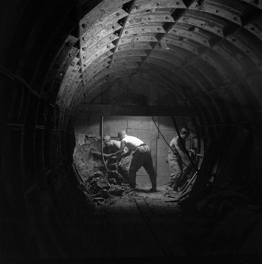 Ręczne kopanie tuneli metra w 1956 r. na warszawskiej Pradze