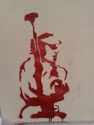 Mural upamiętniający rewolucję goździków (fot. IsmailKupeli, opublikowano na licencji Creative Commons Attribution 2.0 Generic).