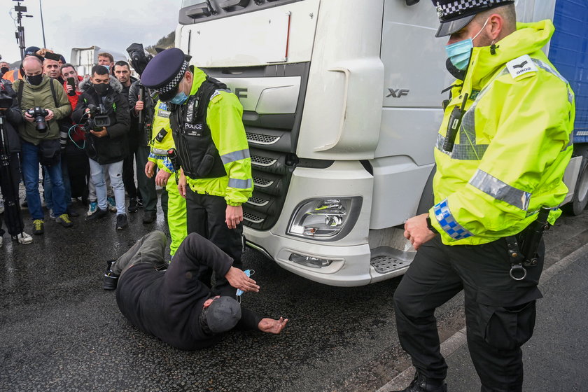 Przepychanki polskich kierowców z brytyjską policją. Gorąco na granicy