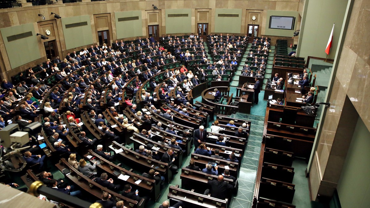 Dzisiaj po godz. 9 Sejm wznowił obrady. W pierwszej kolejności posłowie zajmą się wyborem nowego marszałka izby. Kandydatami na tę funkcję są Małgorzata Kidawa-Błońska zgłoszona przez kluby PO i PSL oraz Jerzy Wenderlich, zaproponowany przez klub SLD.